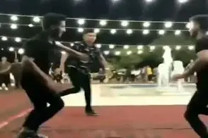 آواز شاد؛ بزن بکوب ایرانی با ملودی هندی و خواننده فارسی این 3 تا جوون رو پاشید وسط