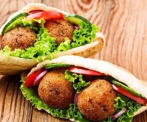 طرز تهیه یه "ساندویچ فلافلِ" ترد و خفن با یه سس انبه تند!