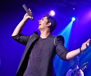 آواز جگرسوز؛ هق هق گریه فرزاد فرزین وسط کنسرت وقتی یاد علی انصاریان می افته