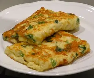 آموزش آشپزی؛ با 4 قلم مواد این رولت تخم مرغ و پیازچه رو برای صبحونه درست کن