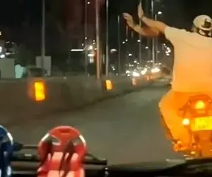 آواز احساسی؛ طرف تو ماشین آهنگ غمگین میگوشه دوتا موتوری میان میرقصن غم از یادش میره