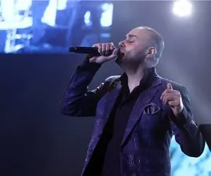 آواز اصیل/با چشمای گریون و دل پر حامی تو جمع مراسم استاد فقیدش میخونه 