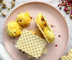 آموزش آشپزی؛ بدون ثعلب خیلی راحت بستنی سنتی زعفرانی درست کن بچه ها عاشقش میشن