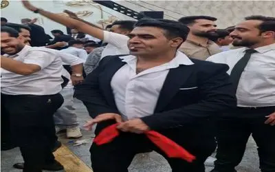 آواز پر طمطراق؛ محسن 500 باز رفته عروسی با سیگارش یه رقص آواره رفت همه انگشت به دهنن