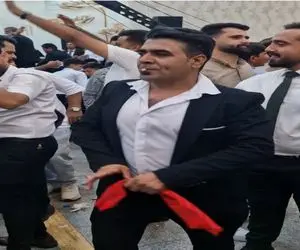 آواز پر طمطراق؛ محسن 500 باز رفته عروسی با سیگارش یه رقص آواره رفت همه انگشت به دهنن