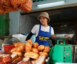 غذای خیابانی؛ واسه ماهی باربیکو جذاب خانم جوان کنار جاده چه مشتری به صف شدن