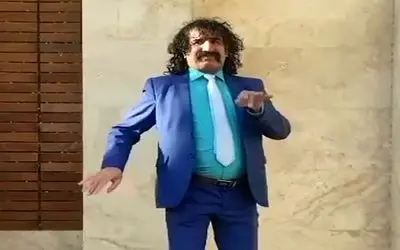 آواز خیابانی؛ آقاهه با مو فر و سیبیلش باید خیابون ببنده ولی تو خیابون حرکت موزون میره