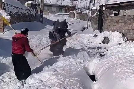 آواز محلی؛ رقص پارو تو برف مراغه انقد هیجان انگیره که ببینیش یخ میزنی