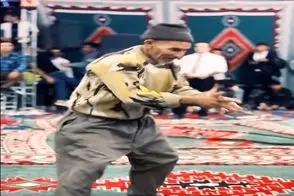 آواز شاد؛ پیرمرد سرخوش انقد ماهرانه رقصید جوونا از ترس اینکه پیشش ضایع نشن نیومدن وسط