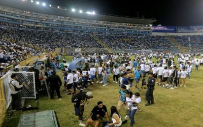 (عکس) تراژدی دردناک در فوتبال السالوادور: هواداران زیر دست و پا