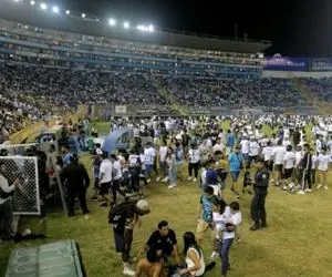 (عکس) تراژدی دردناک در فوتبال السالوادور: هواداران زیر دست و پا