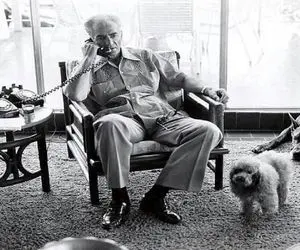 سفر به ایام قدیم سال 1359؛ نگاه پر از حسرت محمدرضا پهلوی به آلبوم عکس با چشم اشک آلود