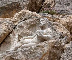 تندیس هرکول یونانی در دل سنگهای کوه بیستون در کنار آثار پرشکوه هخامنشی