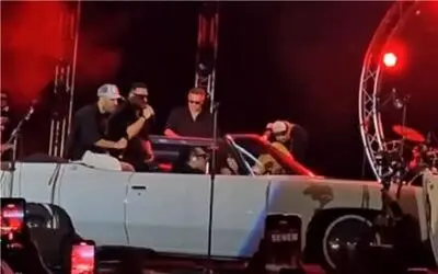 آواز شاد/ورود عجیب سون بند با بنز قدیمی روی صحنه برج میلاد/با ای داد ای داد ترکوندن