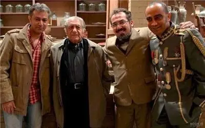 سکانس خندان/سیامک  بابا آتی و وزرا رو جمع کرده اون وسط بابا شاه گیرداده کبری چندسالشه 