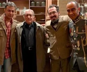 سکانس خندان/سیامک  بابا آتی و وزرا رو جمع کرده اون وسط بابا شاه گیرداده کبری چندسالشه 