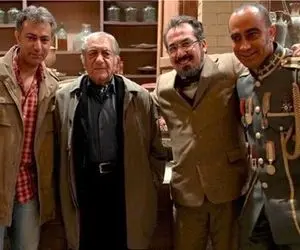 سکانس خندان/سیامک  بابا آتی و وزرا رو جمع کرده اون وسط بابا شاه گیرداده کبری چندسالشه 