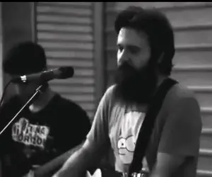 آواز خیابانی؛ ببینید آقاهه آهنگ بندری اِی دل دِگَه غُصَّه بَسِن رو چه با حس میخونه