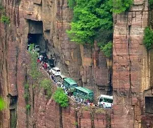 مسیر های صعب العبور؛ چینی ها تو دل کوه جاده زدن وقتی رد میشی قلبت قلمبه میاد تو دهنت