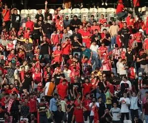 (عکس) ثبت تصویری غم انگیز در حاشیه بازی پرسپولیس-فولاد