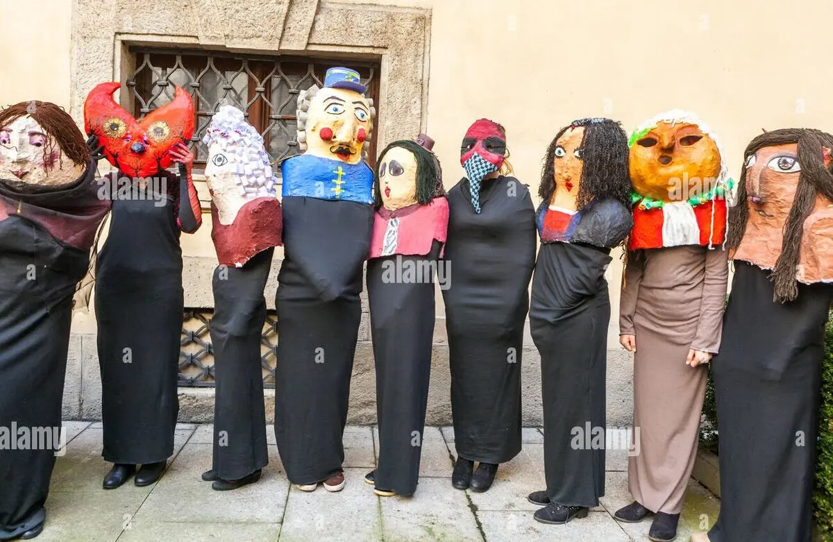 prague-carnevale-street-festival-of-mask-in-prague-old-town-czech-republic-RFYGXB