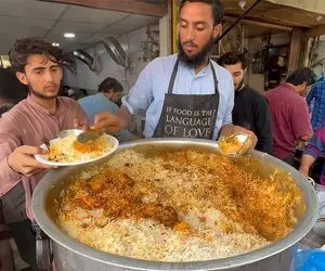 غذای پاکستانی؛ پلو با مرغ بریونی مخصوص کراچی که که خیلی باحال با سرتاس سرو میشه 