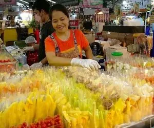 خاتون کدبانو؛ مهارت و سرعت خانم تایلندی تو برش زدن وقتی آناناس مثل موم تو دستشه