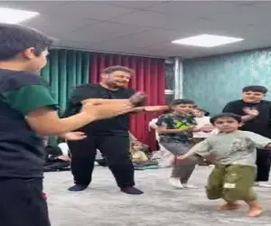 آواز شاد؛ پسربچه قر تو کمرش فراوونه همه رو یجا میریزه گوله نمکه