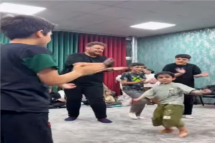 آواز شاد؛ پسربچه قر تو کمرش فراوونه همه رو یجا میریزه گوله نمکه
