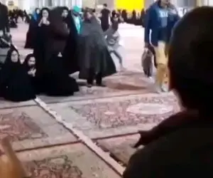 آواز جگرسوز؛ پسر بچه تو حرم با آه و درد قربون کبوترهای حرمتو خوند همه محو تماشاش شدن