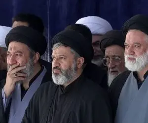 سید مصطفی خامنه‌ای در مراسم استقبال از پیکر رهبر شهید در کنار پزشکیان و عراقچی