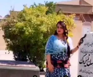 آواز اصیل؛ دختر حسن زیرک با لباس محلی رفت سر مزار پدرش آهنگ گوش داد و رو قبر آب ریخت