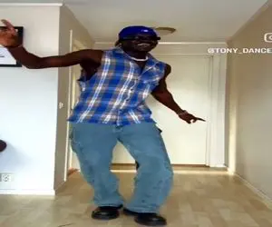 آواز شاد؛ پسر خارجی داره رقص تو مهمونیای ایرانی رو تمرین میکنه چه بهش میاد