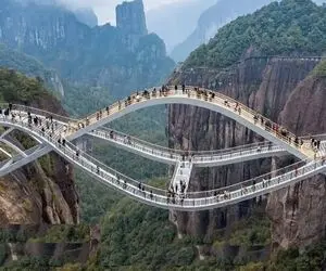 جاده هیجان انگیز؛ برای کم شدن پیچ جاده تو ارتفاع 10000پایی دوتا کوه رو با پل وصل کردن