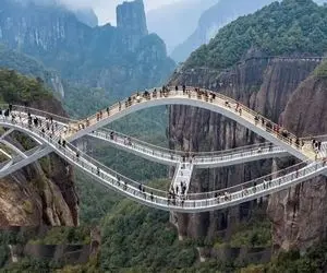 جاده هیجان انگیز؛ برای کم شدن پیچ جاده تو ارتفاع 10000پایی دوتا کوه رو با پل وصل کردن