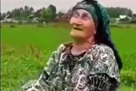 آواز محلی؛ گیلکی خوندن مادربزرگ شمالی تو مزرعش که تن صدای قشنگش تا اون سر رفت