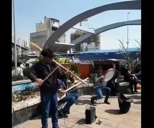 آواز خیابانی؛ این اکیپ چه با حس آهنگ امشب شب مهتاب رو میزنن فقط اونی که جارو دستشه