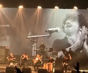 آواز احساسی؛ اشاره با دست عرفان طهماسبی تو کنسرت قصه هزار و یک شب به فرد مورد علاقش