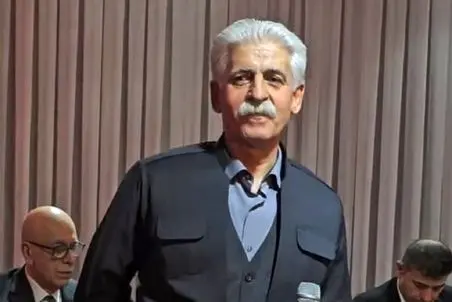 آواز محلی؛ ناصر رزازی رقص کنان چه آهنگی میخونه همه مات و مبهوت رقصش