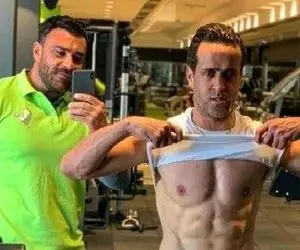 بدن عضلانی و لخت علی کریمی در باشگاه!