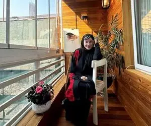 دکوراسیون لوکس؛ نگاهی به خونه دوبلکس اعیونی آشا محرابی با گلدون های غول و چیدمان لوکس
