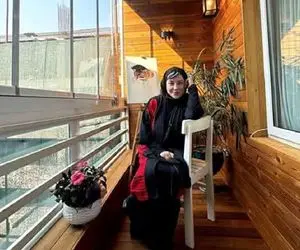 دکوراسیون لوکس؛ نگاهی به خونه دوبلکس اعیونی آشا محرابی با گلدون های غول و چیدمان لوکس