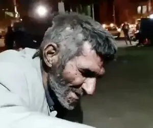 آواز جگرسوز؛ پیرمرد کارتن خواب یجوری سوزناک میخونه که با شنیدنش هق هق به گریه می افتی