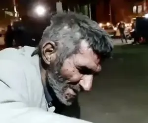 آواز جگرسوز؛ پیرمرد کارتن خواب یجوری سوزناک میخونه که با شنیدنش هق هق به گریه می افتی