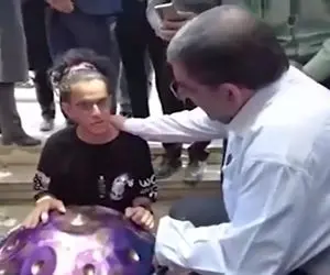 آواز احساسی؛ وزیر کشور از نوازنده خیابانی خواست آهنگ سلطان قلبم رو بزنه پسره غوغا کرد