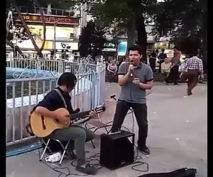 آواز خیابانی؛ ببینید این دو آقا با آهنگ امامیو چه ترکوندن ملت بردن تو اغماء بنازم!