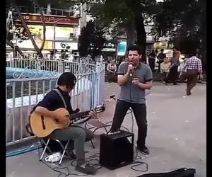 آواز خیابانی؛ ببینید این دو آقا با آهنگ امامیو چه ترکوندن ملت بردن تو اغماء بنازم!