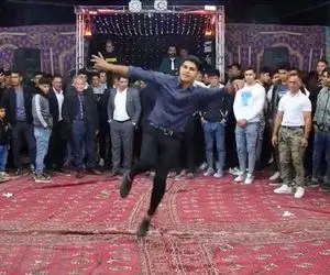 آواز محلی؛ پسره انقد تو پایکوبی قلدره و مقتدر که یه جمعیت وایسادن فقط این وسط باشه