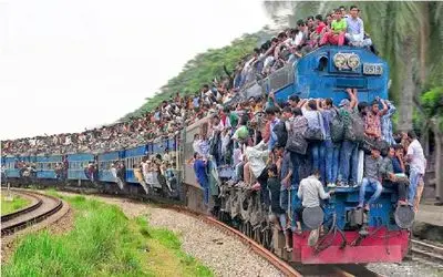 جا به جایی های جانکاه؛ قطار زپرتی تا خرخره مسافر زده رو ریل پر پیچو خم جولان میده
