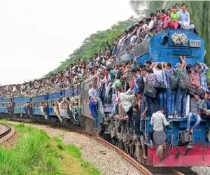 جا به جایی های جانکاه؛ قطار زپرتی تا خرخره مسافر زده رو ریل پر پیچو خم جولان میده